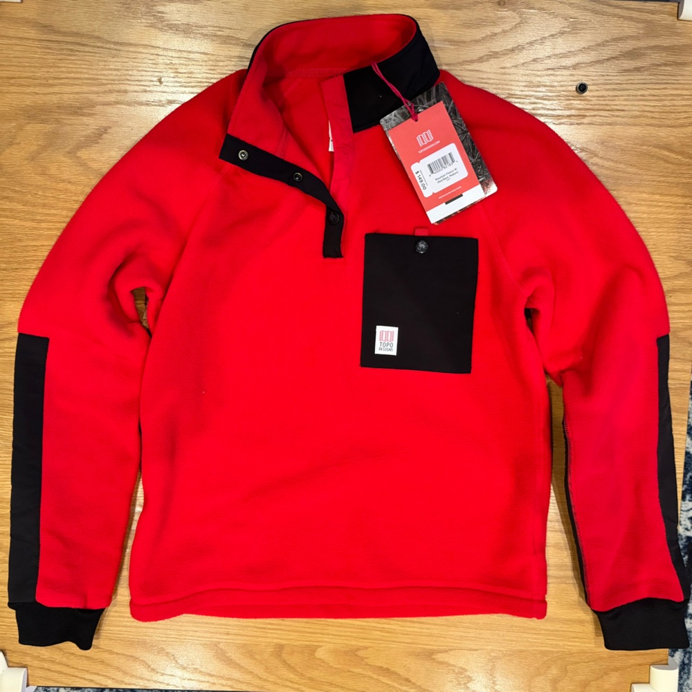 NWT-DEFECTS (missing 3 Snaps) - Topo Design Mountain Fleece Red/Black Size M
